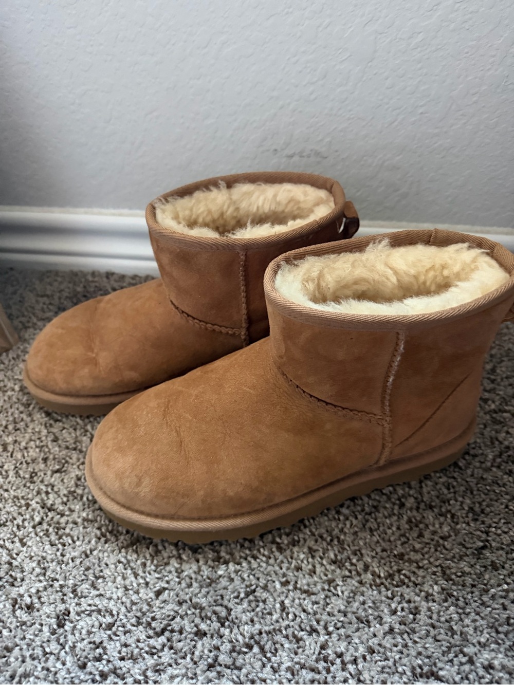 Women's UGG Mini Boot in Chestnut Brown size 7 - Picture 2 of 8